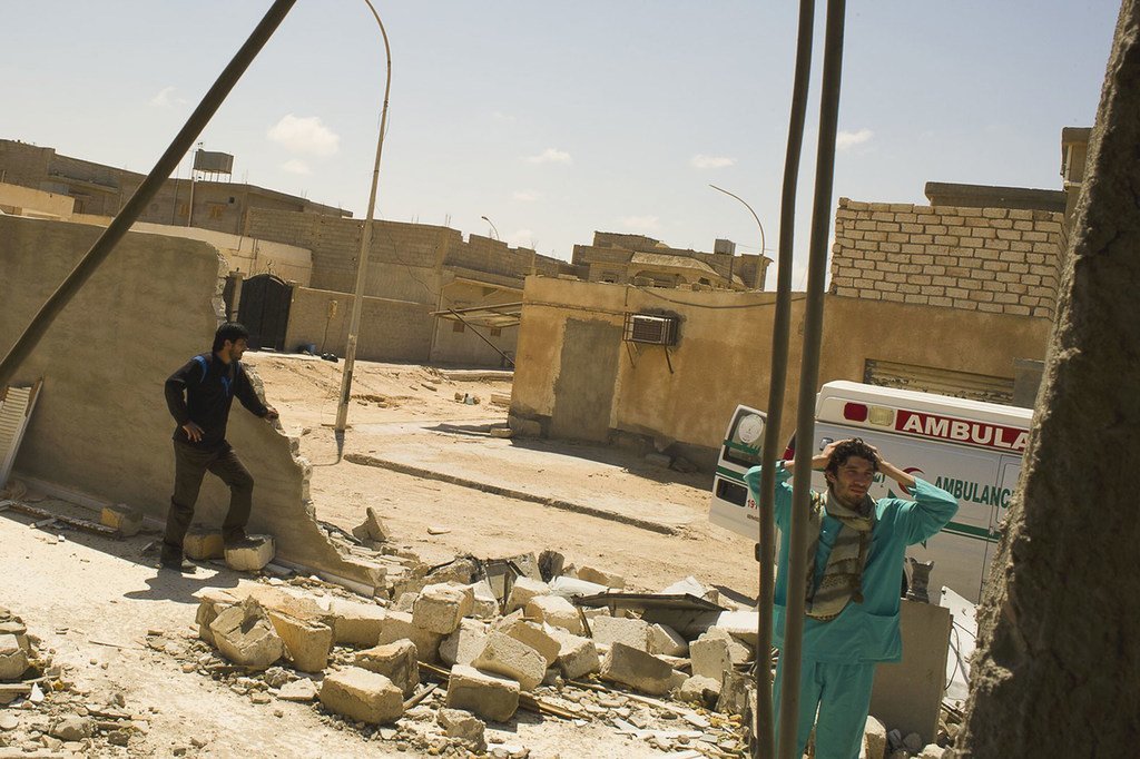 من الأرشيف: أطباء يزورون عيادة في أجدابيا، ليبيا، دمرت خلال هجمات نيسان/أبريل 2021.